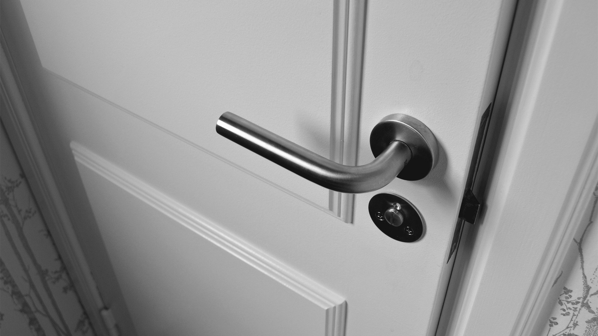 pose-porte-interieure-mco-nantes-saint-nazaire-la-baule-loire-atlantique Des portes intérieures neuves qui rendent une maison rénovée plus calme et plus lumineuse