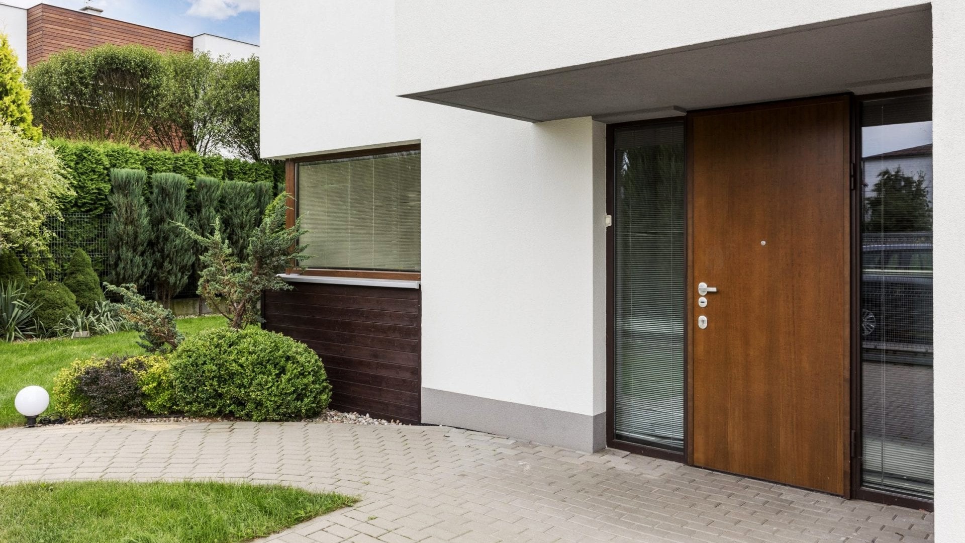 Pose de porte d'entrée bois Nantes La Baule