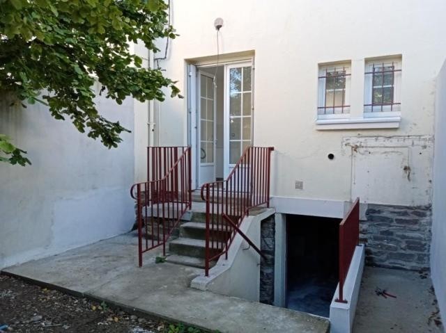 Clôture de porte d'escalier de maison avec petite porte, garde