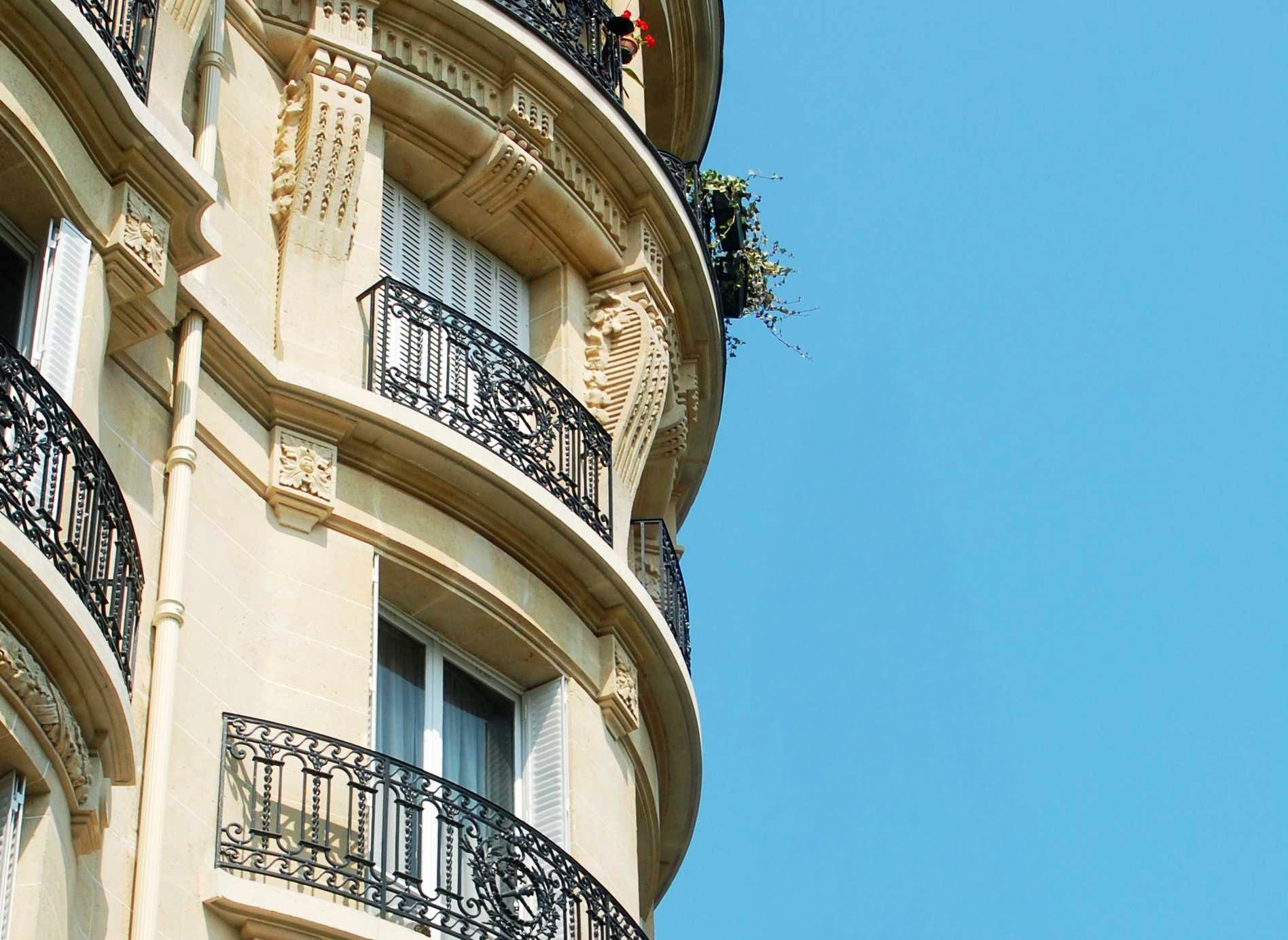 Une façade qui garde son caractère d’origine, avec des volets neufs qu’on ouvre sans effort