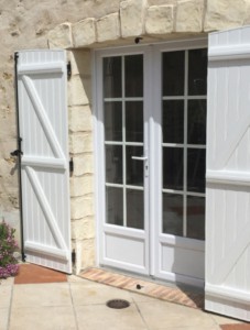 habitat-volets-battant-porte-blanc